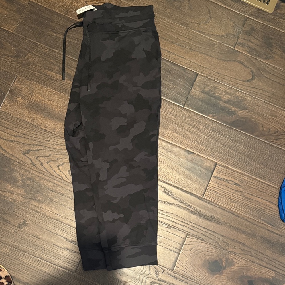 lululemon cropped Joggers